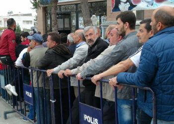 Kiliste, Toplum Yararına Program (TYP) kapsamında 6 ay süreyle çalıştırılacak 3 bin 250 kişilik iş için binlerce kişi, İŞKUR önünde uzun kuyruklar oluşturdu. Kentteki kamu kurumlarında TYP kapsamında 6 ay süreyle 3 bin 250 geçici işçi alınacağı açıklandı. Kentteki çok sayıda işsiz, müracaat için İŞKURa başvurdu. Başvuru sayısının fazla olması nedeniyle İŞKUR önünde uzun kuyruk ve yoğunluk oluştu. Kadın ve erkeklerin ayrı sıralarda müracatta bulunduğu İŞKURdaki başvuruların 11 Mayısa kadar süreceği, ardından çalıştırılacak kişilerin kurayla belirleneceği belirtildi. (Fotoğraf : Reşit Çelebioğlu)