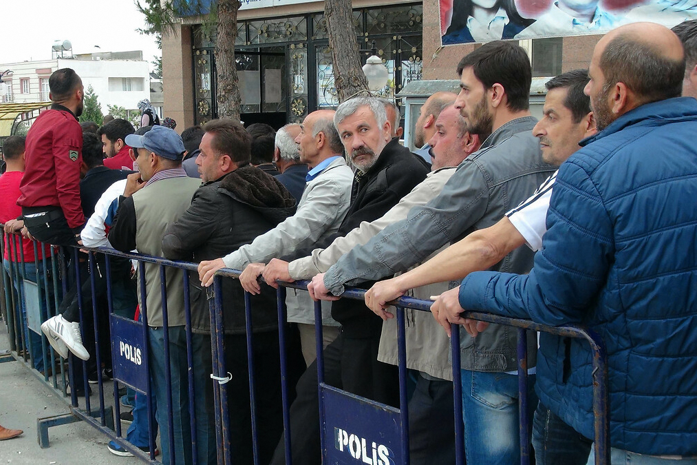 Kiliste, Toplum Yararına Program (TYP) kapsamında 6 ay süreyle çalıştırılacak 3 bin 250 kişilik iş için binlerce kişi, İŞKUR önünde uzun kuyruklar oluşturdu. Kentteki kamu kurumlarında TYP kapsamında 6 ay süreyle 3 bin 250 geçici işçi alınacağı açıklandı. Kentteki çok sayıda işsiz, müracaat için İŞKURa başvurdu. Başvuru sayısının fazla olması nedeniyle İŞKUR önünde uzun kuyruk ve yoğunluk oluştu. Kadın ve erkeklerin ayrı sıralarda müracatta bulunduğu İŞKURdaki başvuruların 11 Mayısa kadar süreceği, ardından çalıştırılacak kişilerin kurayla belirleneceği belirtildi. (Fotoğraf : Reşit Çelebioğlu)