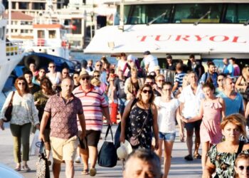 Kurban Bayramı tatili için Yunanistana ait adaları tercih edenler Sakız Adasında hem tatil hem de alışveriş yapıyor.İzmirin Çeşme ilçesine 9 mil uzaklıktaki Sakız Adası bayram tatilinde Türklerin akınına uğradı. Son üç gün içerisinde Türk ve Yunan feribotları ile adaya geçenlerin sayısı 7 bini aştı. Bu sabah 6ncı Uluslararası Sakız Maratonuna ev sahipliği yapan Sakız Adasında tatilci yoğunluğu esnafın yüzünü güldürdü. Restoranlar ve alışveriş merkezleri Türk turistlerle doldu. İzmirden tatil için yakınları ile birlikte adaya giden emekli makine mühendisi Ahmet Göncü (53) şöyle dedi:"Bu bayram tatilinde komşumuz ve bize çok yakın olan Sakız Adasını tercih ettik. Tarihi ve doğa güzellikleri kendine özgü yiyecekleri ile mükemmel bir ada. Yunanlı esnaf ve turizmci de artık Türk turiste çok alıştı. Bugün sadece yakın illerden değil Adanadan Antakya, Kayseri, Trabzondan birçok tatilciyi burada görmek mümkün oldu. Ada halkı Tük turistleri çok iyi karşılıyor, her iki taraf da kazanıyor. Ayrıca kapıda vize uygulamasından yararlanan birçok Türk turist de rahatlıkla adaya gelebildi, hiçbir zorluk yaşamadı." Adaya gelen Türk turistlerin bazıları plajlara gidip denize girmeyi tercih ederken bazıları da Sakız ve Naftiko Ulusal Müzesini ve tarihi mekanları gezdi. Bazı turistler ise Liman Caddesindeki restoranları doldurdu, bol bol deniz ürünleri yedi. Eskişehirden arkadaşları ile birlikte 6 günlük tatil için Sakız Adasına gelen DSİden emekli memur Birsen Kılıç şunları söyledi:"Üçüncü kez geldiğim ada Egenin ortasında en güzel tatil yerlerinden biri. Artık iki ülkenin insanı birbiri ile kaynaşmış durumda, ayrıca artık Sakız Adası gibi Yunan adalarına giderek birkaç gün tatil yapmak emin olun çok da pahalı değil. Adadaki fiyatlar gerçekten çok makul, en çok adanın meşhur sakız reçelleri ve sakız ağacından üretilen ürünlerini beğendik.(Fotoğraf :Yaşar Anter)