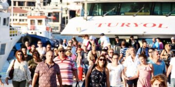 Kurban Bayramı tatili için Yunanistana ait adaları tercih edenler Sakız Adasında hem tatil hem de alışveriş yapıyor.İzmirin Çeşme ilçesine 9 mil uzaklıktaki Sakız Adası bayram tatilinde Türklerin akınına uğradı. Son üç gün içerisinde Türk ve Yunan feribotları ile adaya geçenlerin sayısı 7 bini aştı. Bu sabah 6ncı Uluslararası Sakız Maratonuna ev sahipliği yapan Sakız Adasında tatilci yoğunluğu esnafın yüzünü güldürdü. Restoranlar ve alışveriş merkezleri Türk turistlerle doldu. İzmirden tatil için yakınları ile birlikte adaya giden emekli makine mühendisi Ahmet Göncü (53) şöyle dedi:"Bu bayram tatilinde komşumuz ve bize çok yakın olan Sakız Adasını tercih ettik. Tarihi ve doğa güzellikleri kendine özgü yiyecekleri ile mükemmel bir ada. Yunanlı esnaf ve turizmci de artık Türk turiste çok alıştı. Bugün sadece yakın illerden değil Adanadan Antakya, Kayseri, Trabzondan birçok tatilciyi burada görmek mümkün oldu. Ada halkı Tük turistleri çok iyi karşılıyor, her iki taraf da kazanıyor. Ayrıca kapıda vize uygulamasından yararlanan birçok Türk turist de rahatlıkla adaya gelebildi, hiçbir zorluk yaşamadı." Adaya gelen Türk turistlerin bazıları plajlara gidip denize girmeyi tercih ederken bazıları da Sakız ve Naftiko Ulusal Müzesini ve tarihi mekanları gezdi. Bazı turistler ise Liman Caddesindeki restoranları doldurdu, bol bol deniz ürünleri yedi. Eskişehirden arkadaşları ile birlikte 6 günlük tatil için Sakız Adasına gelen DSİden emekli memur Birsen Kılıç şunları söyledi:"Üçüncü kez geldiğim ada Egenin ortasında en güzel tatil yerlerinden biri. Artık iki ülkenin insanı birbiri ile kaynaşmış durumda, ayrıca artık Sakız Adası gibi Yunan adalarına giderek birkaç gün tatil yapmak emin olun çok da pahalı değil. Adadaki fiyatlar gerçekten çok makul, en çok adanın meşhur sakız reçelleri ve sakız ağacından üretilen ürünlerini beğendik.(Fotoğraf :Yaşar Anter)