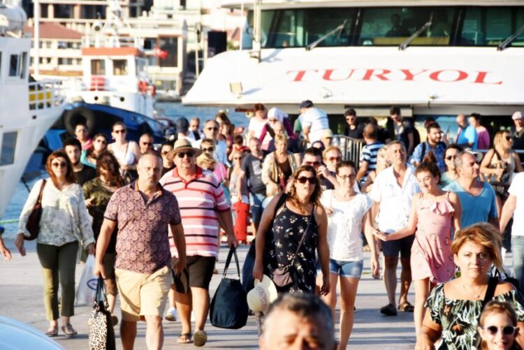 Kurban Bayramı tatili için Yunanistana ait adaları tercih edenler Sakız Adasında hem tatil hem de alışveriş yapıyor.İzmirin Çeşme ilçesine 9 mil uzaklıktaki Sakız Adası bayram tatilinde Türklerin akınına uğradı. Son üç gün içerisinde Türk ve Yunan feribotları ile adaya geçenlerin sayısı 7 bini aştı. Bu sabah 6ncı Uluslararası Sakız Maratonuna ev sahipliği yapan Sakız Adasında tatilci yoğunluğu esnafın yüzünü güldürdü. Restoranlar ve alışveriş merkezleri Türk turistlerle doldu. İzmirden tatil için yakınları ile birlikte adaya giden emekli makine mühendisi Ahmet Göncü (53) şöyle dedi:"Bu bayram tatilinde komşumuz ve bize çok yakın olan Sakız Adasını tercih ettik. Tarihi ve doğa güzellikleri kendine özgü yiyecekleri ile mükemmel bir ada. Yunanlı esnaf ve turizmci de artık Türk turiste çok alıştı. Bugün sadece yakın illerden değil Adanadan Antakya, Kayseri, Trabzondan birçok tatilciyi burada görmek mümkün oldu. Ada halkı Tük turistleri çok iyi karşılıyor, her iki taraf da kazanıyor. Ayrıca kapıda vize uygulamasından yararlanan birçok Türk turist de rahatlıkla adaya gelebildi, hiçbir zorluk yaşamadı." Adaya gelen Türk turistlerin bazıları plajlara gidip denize girmeyi tercih ederken bazıları da Sakız ve Naftiko Ulusal Müzesini ve tarihi mekanları gezdi. Bazı turistler ise Liman Caddesindeki restoranları doldurdu, bol bol deniz ürünleri yedi. Eskişehirden arkadaşları ile birlikte 6 günlük tatil için Sakız Adasına gelen DSİden emekli memur Birsen Kılıç şunları söyledi:"Üçüncü kez geldiğim ada Egenin ortasında en güzel tatil yerlerinden biri. Artık iki ülkenin insanı birbiri ile kaynaşmış durumda, ayrıca artık Sakız Adası gibi Yunan adalarına giderek birkaç gün tatil yapmak emin olun çok da pahalı değil. Adadaki fiyatlar gerçekten çok makul, en çok adanın meşhur sakız reçelleri ve sakız ağacından üretilen ürünlerini beğendik.(Fotoğraf :Yaşar Anter)
