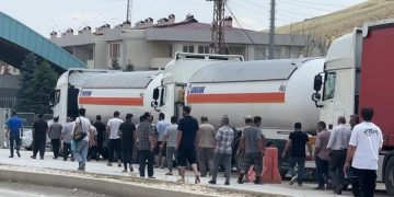 TÜRKİYE'DEN İRAN'A AÇILAN ESENDERE GÜMRÜK KAPISI'NDA, İRAN GÜMRÜĞÜNDE YAŞANAN SİSTEMSEL ARIZA NEDENİYLE YAKLAŞIK 5 KİLOMETRELİK TIR KUYRUĞU OLUŞTU. (METİN TEK/HAKKARİ-İHA)
Türkiye'den İran'a açılan Esendere Gümrük Kapısı'nda, İran gümrüğünde yaşanan sistemsel arıza nedeniyle yaklaşık 5 kilometrelik tır kuyruğu oluştu.