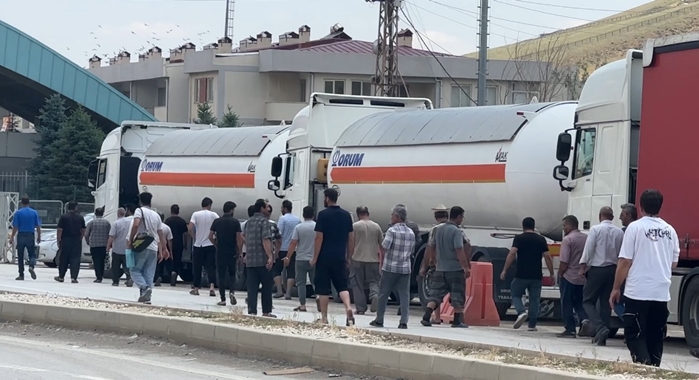 TÜRKİYE'DEN İRAN'A AÇILAN ESENDERE GÜMRÜK KAPISI'NDA, İRAN GÜMRÜĞÜNDE YAŞANAN SİSTEMSEL ARIZA NEDENİYLE YAKLAŞIK 5 KİLOMETRELİK TIR KUYRUĞU OLUŞTU. (METİN TEK/HAKKARİ-İHA)
Türkiye'den İran'a açılan Esendere Gümrük Kapısı'nda, İran gümrüğünde yaşanan sistemsel arıza nedeniyle yaklaşık 5 kilometrelik tır kuyruğu oluştu.