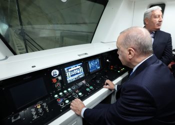 CUMHURBAŞKANI ERDOĞAN, HALKALI-İSTANBUL HAVALİMANI METRO HATTI'NIN AÇILIŞINI GERÇEKLEŞTİRECEĞİ TÖREN ALANINA METRO İLE GİTTİ. (İHA/İSTANBUL-CUMHURBAŞKANLIĞI)
Cumhurbaşkanı Erdoğan, Halkalı-İstanbul Havalimanı Metro Hattı'nın açılışını gerçekleştireceği tören alanına metro ile gitti.