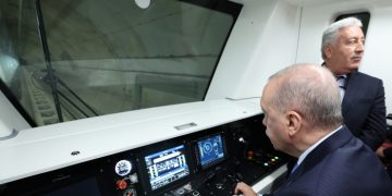 CUMHURBAŞKANI ERDOĞAN, HALKALI-İSTANBUL HAVALİMANI METRO HATTI'NIN AÇILIŞINI GERÇEKLEŞTİRECEĞİ TÖREN ALANINA METRO İLE GİTTİ. (İHA/İSTANBUL-CUMHURBAŞKANLIĞI)
Cumhurbaşkanı Erdoğan, Halkalı-İstanbul Havalimanı Metro Hattı'nın açılışını gerçekleştireceği tören alanına metro ile gitti.