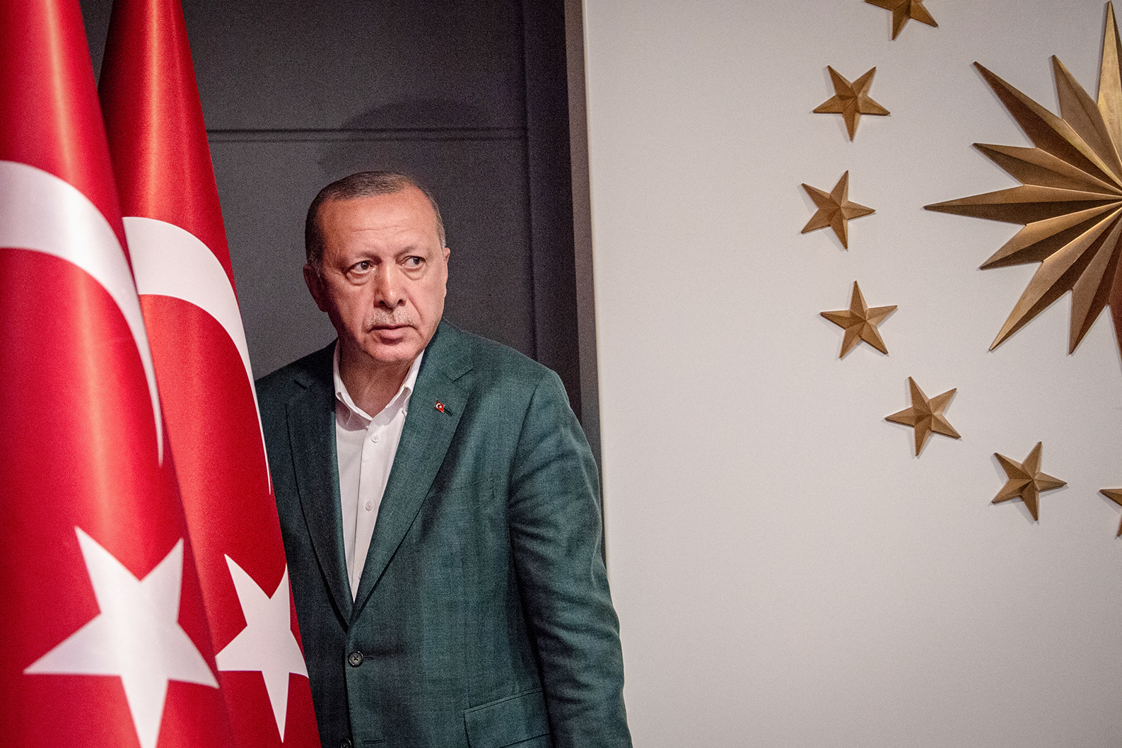 Turkish President Tayyip Erdogan arrives at the news conference room at Huber Mansion in Istanbul, Turkey March 31, 2019, following local elections. - Turkish President Recep Tayyip Erdogan's AKP was trailing in a very tight race for the capital Ankara in Sunday's local elections, state media reported, in what would be a major defeat for the ruling party after a decade and a half in power. (Photo by BULENT KILIC / AFP)