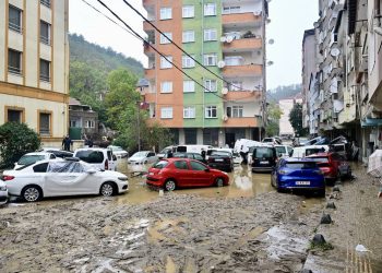 İstanbul'da sağanak, Sarıyer ve çevresinde etkili oldu. Yağış nedeniyle hasar alan araçlar görüntülendi. ( Serhat Çağdaş - Anadolu Ajansı )