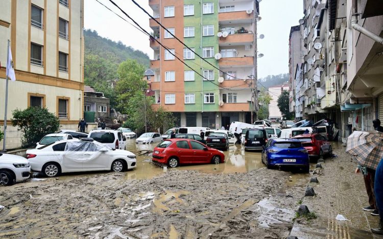 İstanbul'da sağanak, Sarıyer ve çevresinde etkili oldu. Yağış nedeniyle hasar alan araçlar görüntülendi. ( Serhat Çağdaş - Anadolu Ajansı )